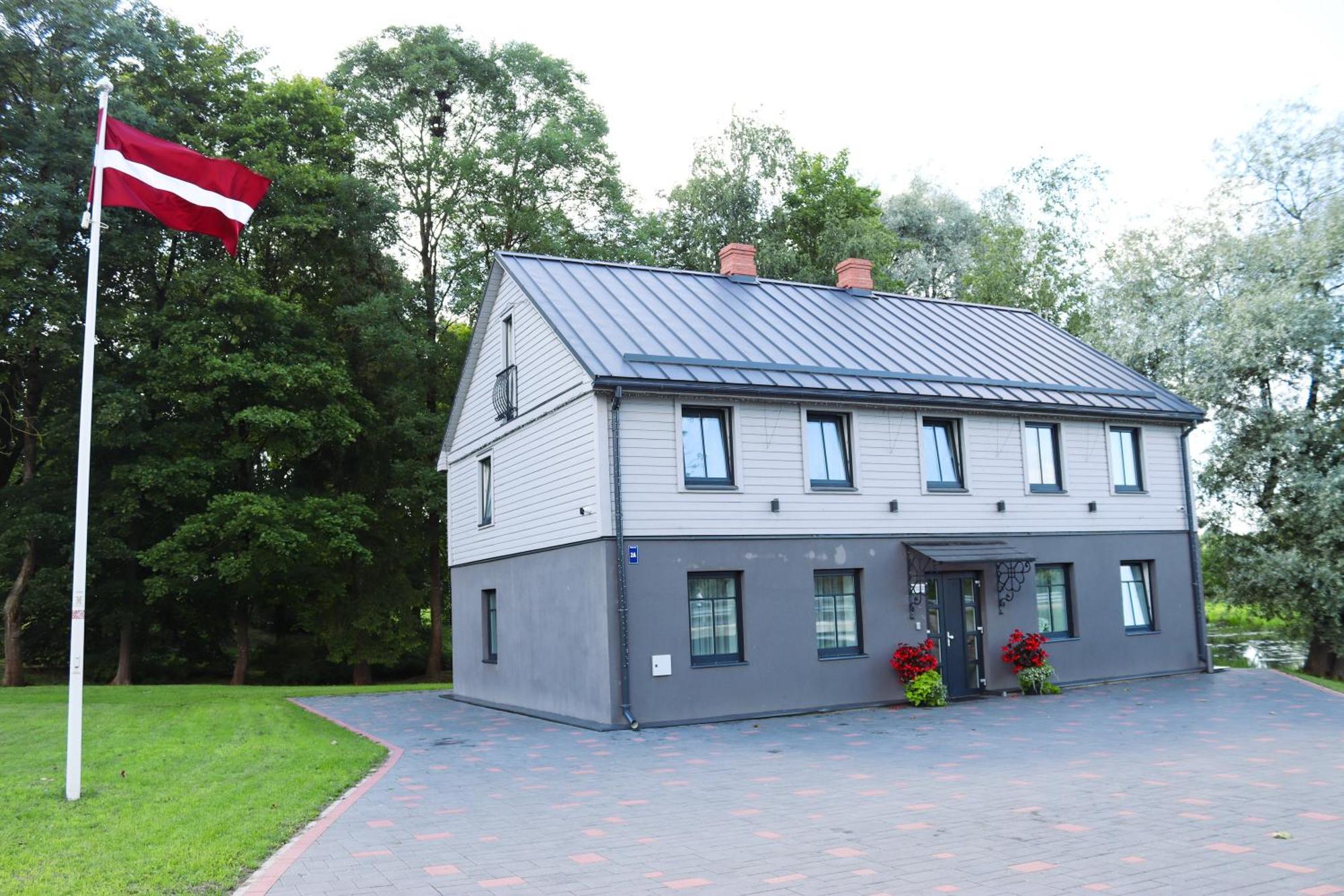Saules Iela 2A Aparthotel Saldus Buitenkant foto
